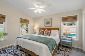 4 bedrooms, desk, WiFi, bed sheets - Fishcamp on 14th - Renovated & Walkable in Port Royal w/ Pool (Port Royal)