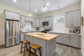 Frigorifero, microonde, forno, piano cottura