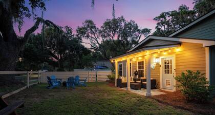 Fishcamp on 14th - Renovated & Walkable in Port Royal w/ Pool