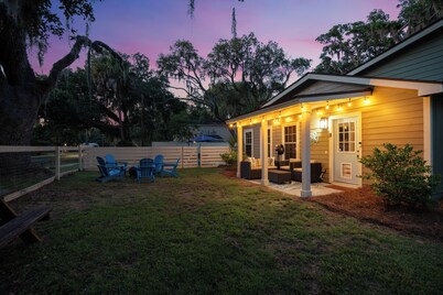Fishcamp on 14th - Renovated & Walkable in Port Royal w/ Pool