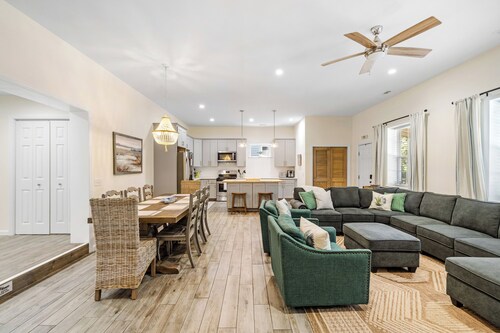 Fishcamp on 14th - Renovated & Walkable in Port Royal w/ Pool