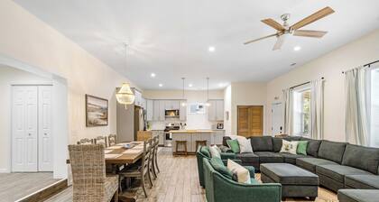 Fishcamp on 14th - Renovated & Walkable in Port Royal w/ Pool
