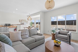 Smart-TV, Tischfußball, Bücher