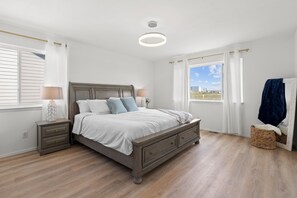 6 bedrooms, desk, iron/ironing board, travel crib