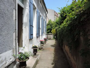 Exterior detail - The House of Broc'Art (Auxerre)