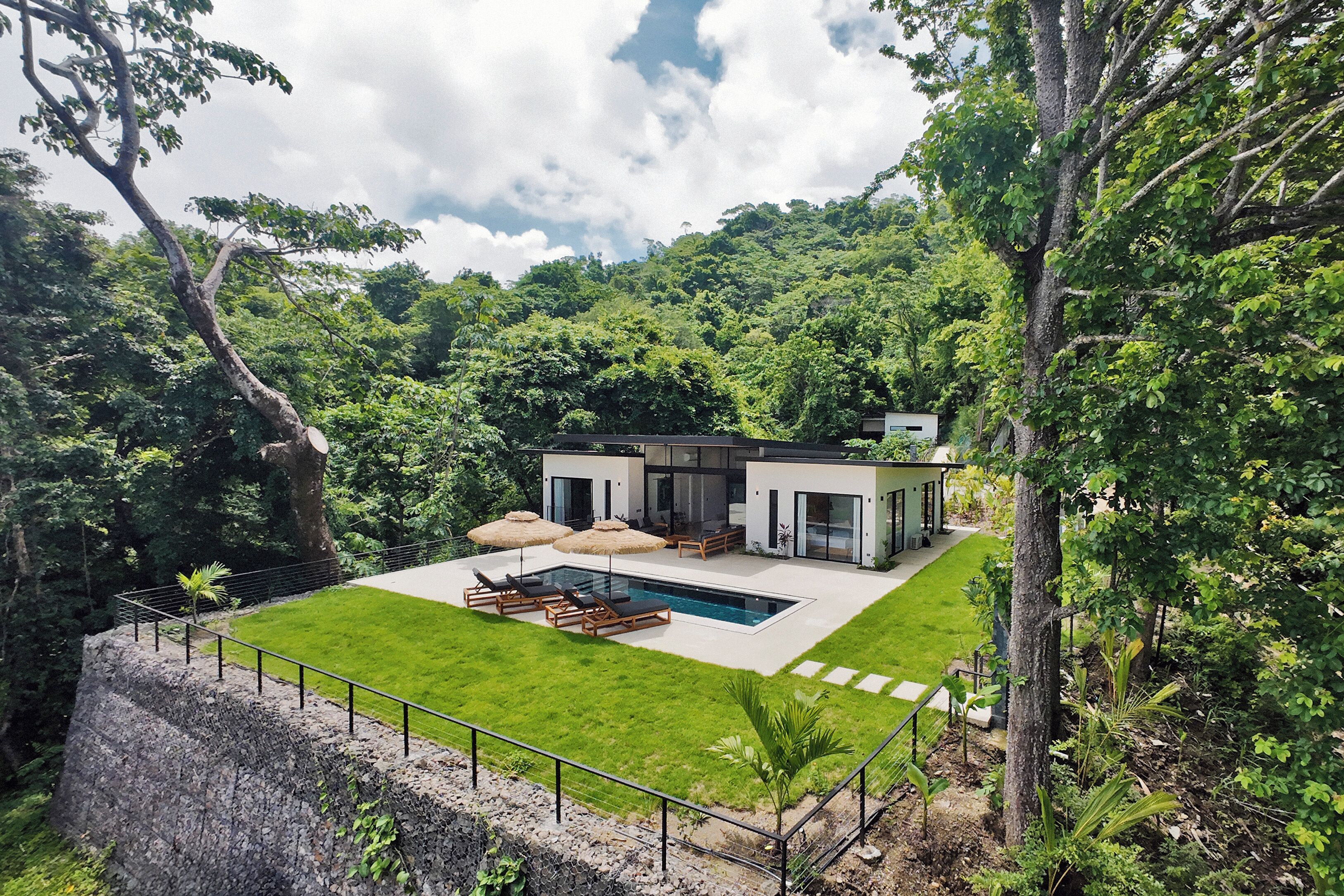 Vista frontal de la propiedad