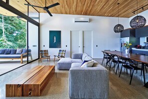 Villa panorámica, varias habitaciones, vistas al mar | Zona de estar | Televisión de pantalla plana de 45 pulgadas con canales por cable