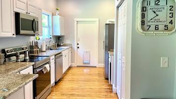 冷蔵庫、電子レンジ、オーブン、コンロ