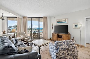 Téléviseur connecté, lecteur de DVD, livres