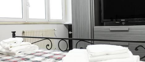 1 bedroom, desk, free WiFi, bed sheets