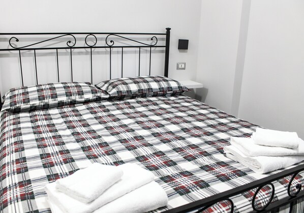 1 bedroom, desk, free WiFi, bed sheets