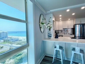 冷蔵庫、電子レンジ、オーブン、コンロ