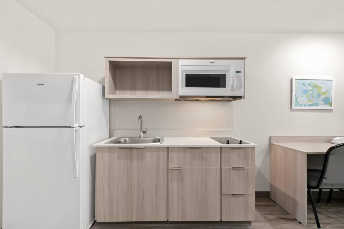 Escritorio, muebles diferentes y ropa de cama 