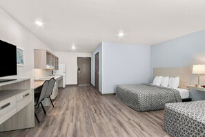 Chambre, 2 grands lits, accessible aux personnes à mobilité réduite, non-fumeur | Ameublement unique, bureau, literie fournie