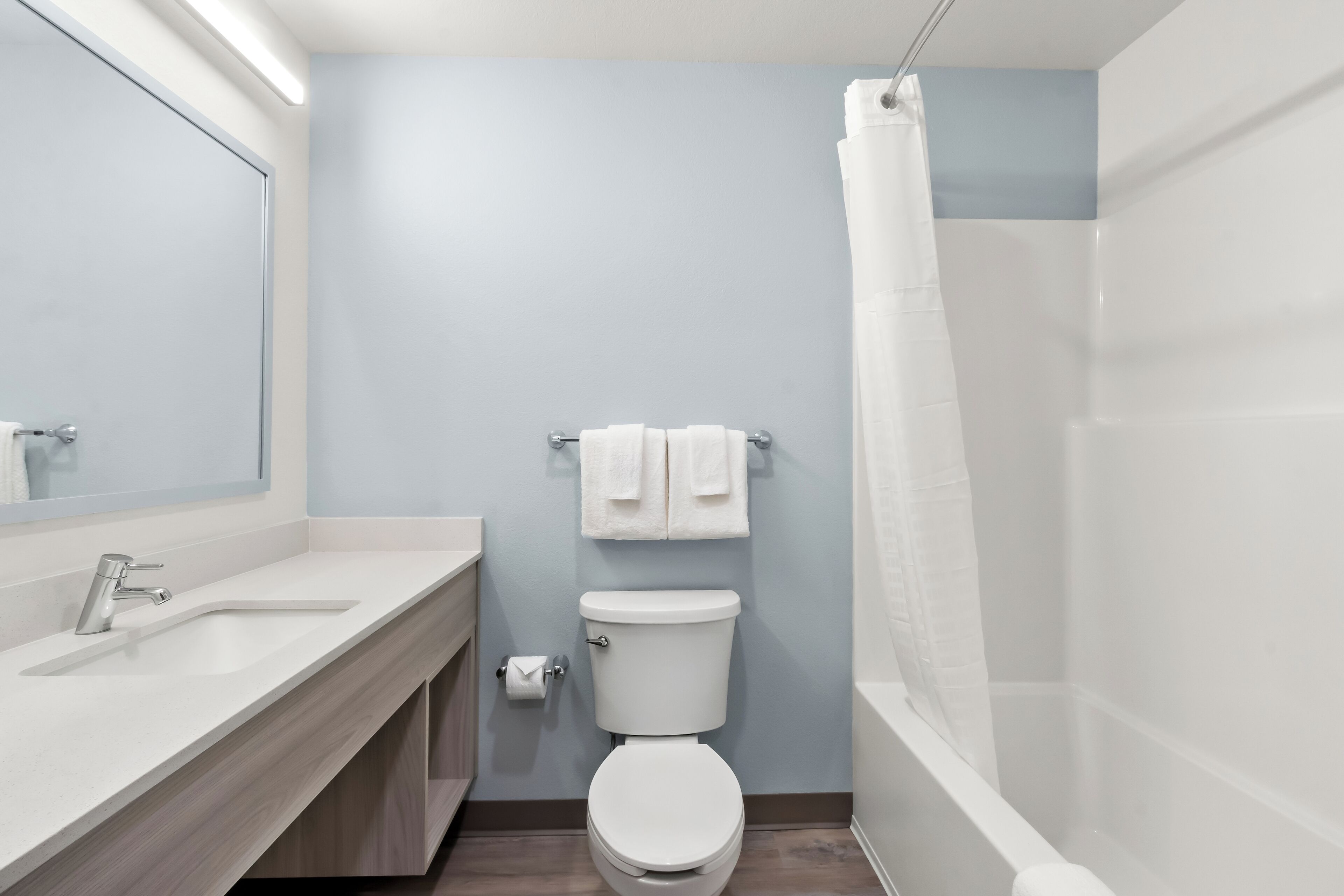 Combined shower/bathtub, hydromassage showerhead, towels, toilet paper
