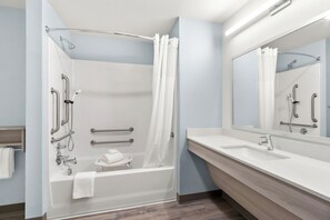 Combined shower/tub, hydromassage showerhead, towels, toilet paper - WoodSpring Suites Chandler Phoenix Medical Center (Chandler)