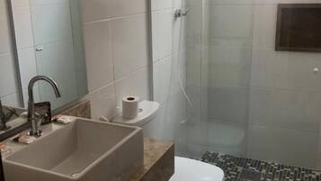 Ein Badezimmer mit Waschbecken, Toilette und Dusche.