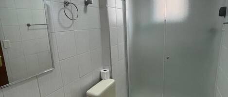 Ein Badezimmer mit Waschbecken, Toilette und einer Duschkabine.