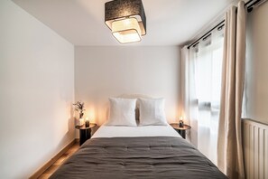 2 quartos, ferros/tábuas de passar roupa, acesso à internet