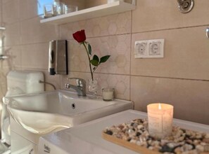 Dusche, Haartrockner, Handtücher