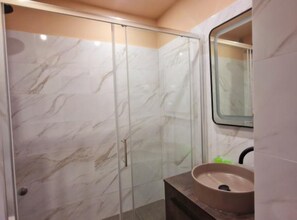 Douche, serviettes fournies