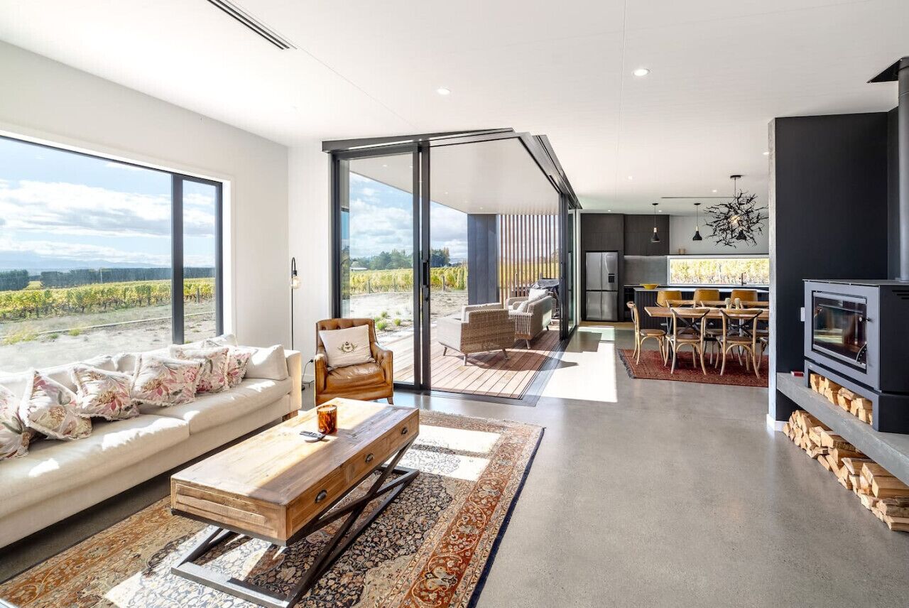 Smart TV, chimenea y estéreo 