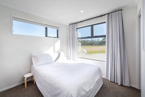 4 makuuhuonetta, silitysrauta/-lauta, ilmainen Wi-Fi, vuodevaatteet