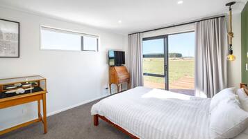 4 bedrooms, iron/ironing board, free WiFi, bed sheets