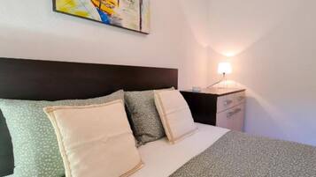 2 bedrooms, iron/ironing board, internet, bed sheets