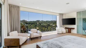 4 bedrooms, desk, iron/ironing board, WiFi