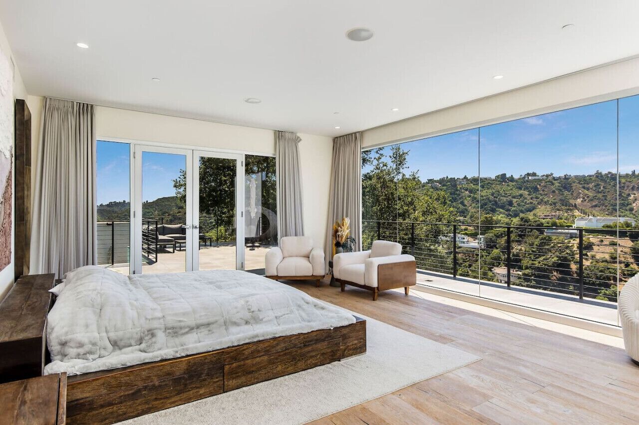 4 bedrooms, desk, iron/ironing board, WiFi