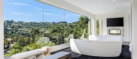 TV connectée, cheminée, jeux vidéo, espaces bureaux