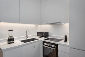 Réfrigérateur, micro-ondes, four, plaque de cuisson