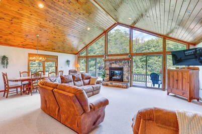 Pennsylvania Cabin Hideaway: Hot Tub & Deck!