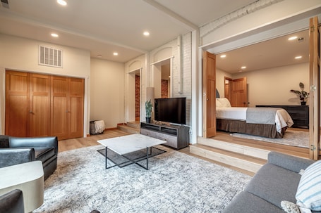 华丽套房, 1 张大床和 1 张沙发床, 厨房, 山景 | 起居区 | 60-英寸智能电视(配备有线频道)