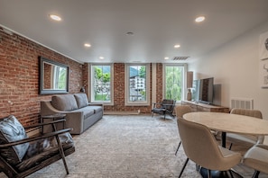 Deluxe Suite, 1 Queen Bed with Sofa bed, Kitchen, City View | Living area