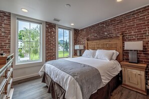 Deluxe Suite, 1 Queen Bed with Sofa bed, Kitchen, City View