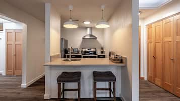 Suite Deluxe, 1 cama Queen size y sofá cama, cocina, vista a la ciudad | Cocina privada | Refrigerador con congelador, microondas, horno y parrilla de estufa