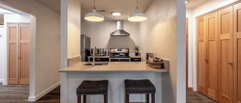 Suite Deluxe, 1 cama Queen size y sofá cama, cocina, vista a la ciudad | Cocina privada | Refrigerador con congelador, microondas, horno y parrilla de estufa