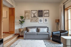 Deluxe Suite, 1 Queen Bed with Sofa bed, Kitchen, Mountain View | Living area