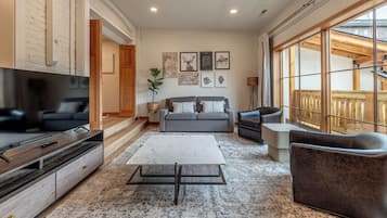 En 60-tommers smart-TV med kabel-kanaler