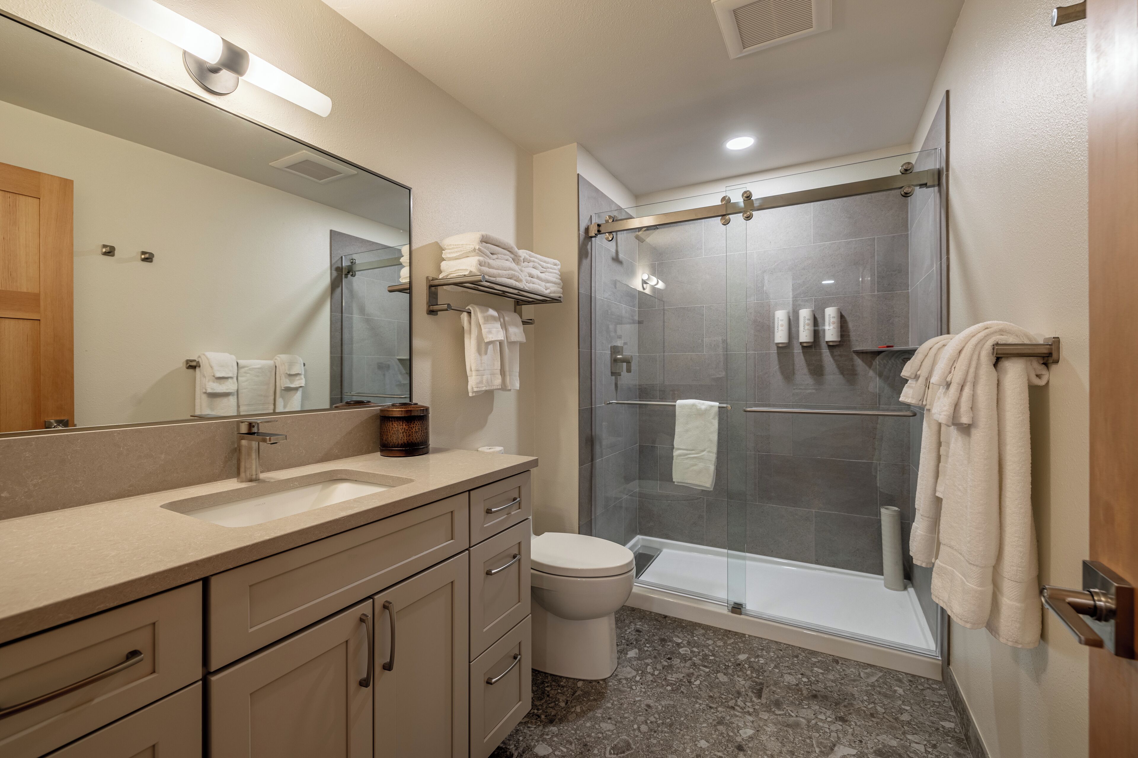 华丽套房, 1 张大床和 1 张沙发床, 厨房, 山景 | 浴室 | 淋浴设施、大花洒淋浴喷头、吹风机、毛巾