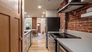 Suíte luxo, 1 cama Queen e sofá-cama, cozinha, vista para a montanha | Cozinha privada | Geladeira grande, micro-ondas, fogão, cooktop