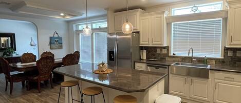 冷蔵庫、電子レンジ、オーブン、コンロ