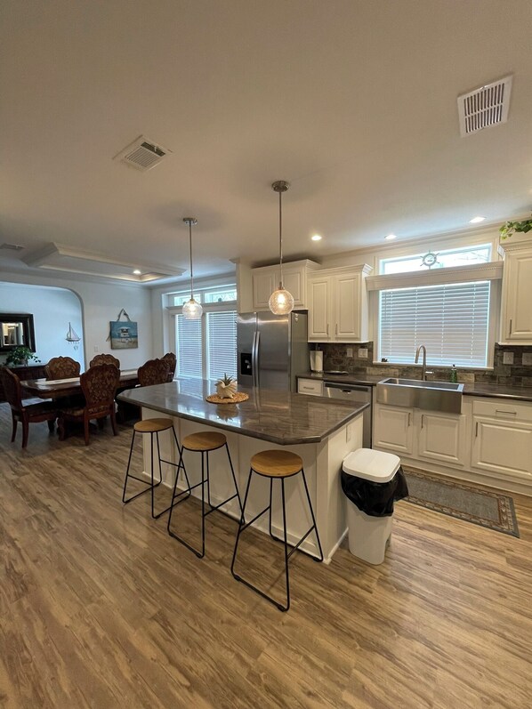 Frigorifero, microonde, forno, piano cottura