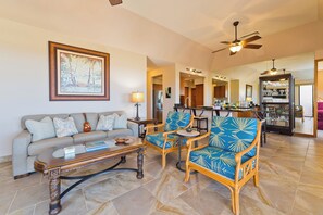 콘도 | 거실 공간 | 디지털 채널 시청이 가능한 65인치 스마트 TV