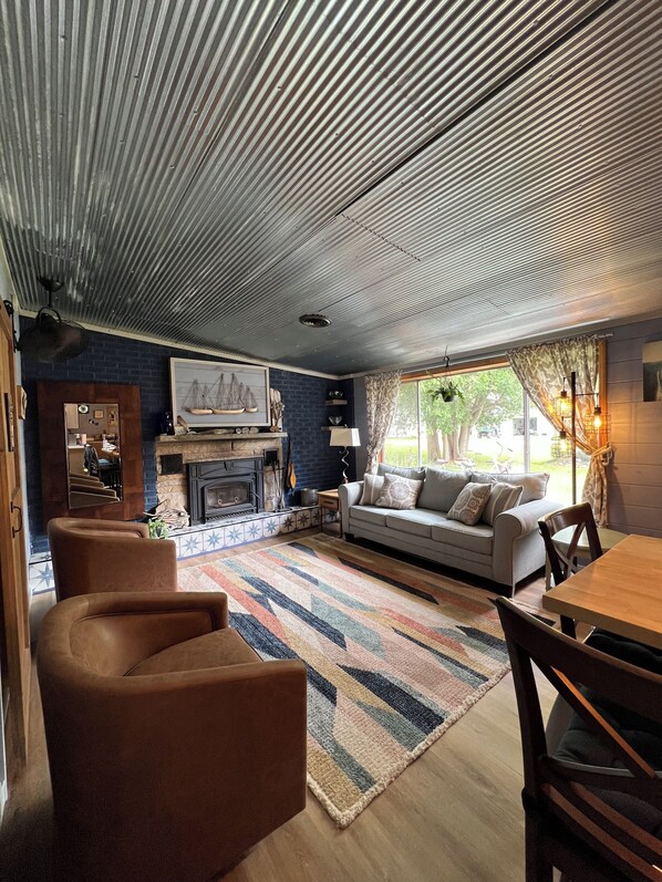 Smart TV, fireplace, video games, books