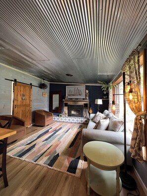 TV connectée, cheminée, jeux vidéo, livres