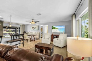 TV, books - Waterfront retreat with heated pool, dog friendly, & picturesque views (Cape Coral)