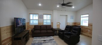 Park your boat in front of the Fishermen's Cottage! Screened in patio.